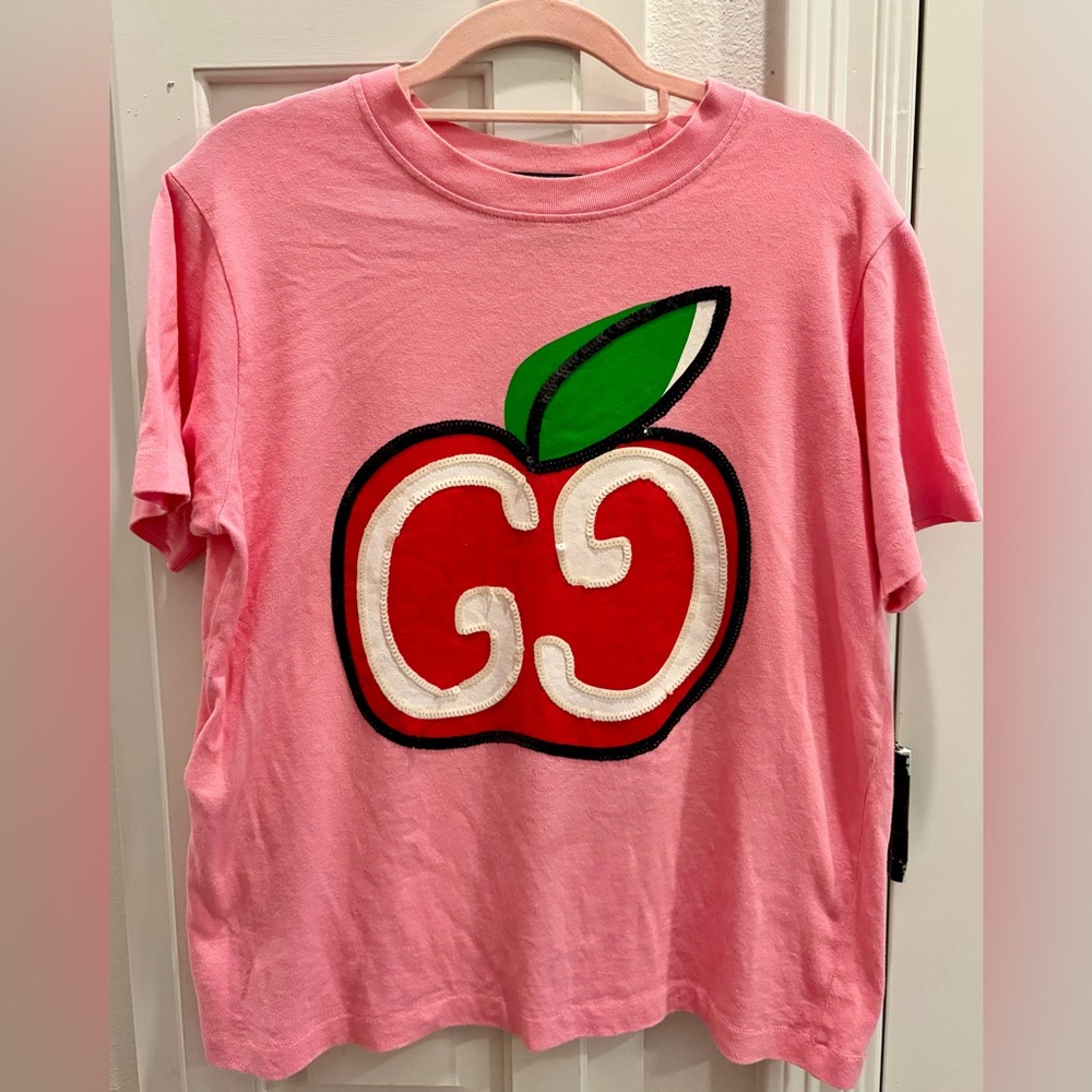 NWOT GUCCI LADIES SIZE XS PINK SHORT SLEEVES T-SHIRT 💖🍎 Apple motif and sequins